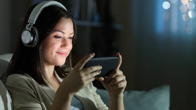 Mulher assistindo série no celular